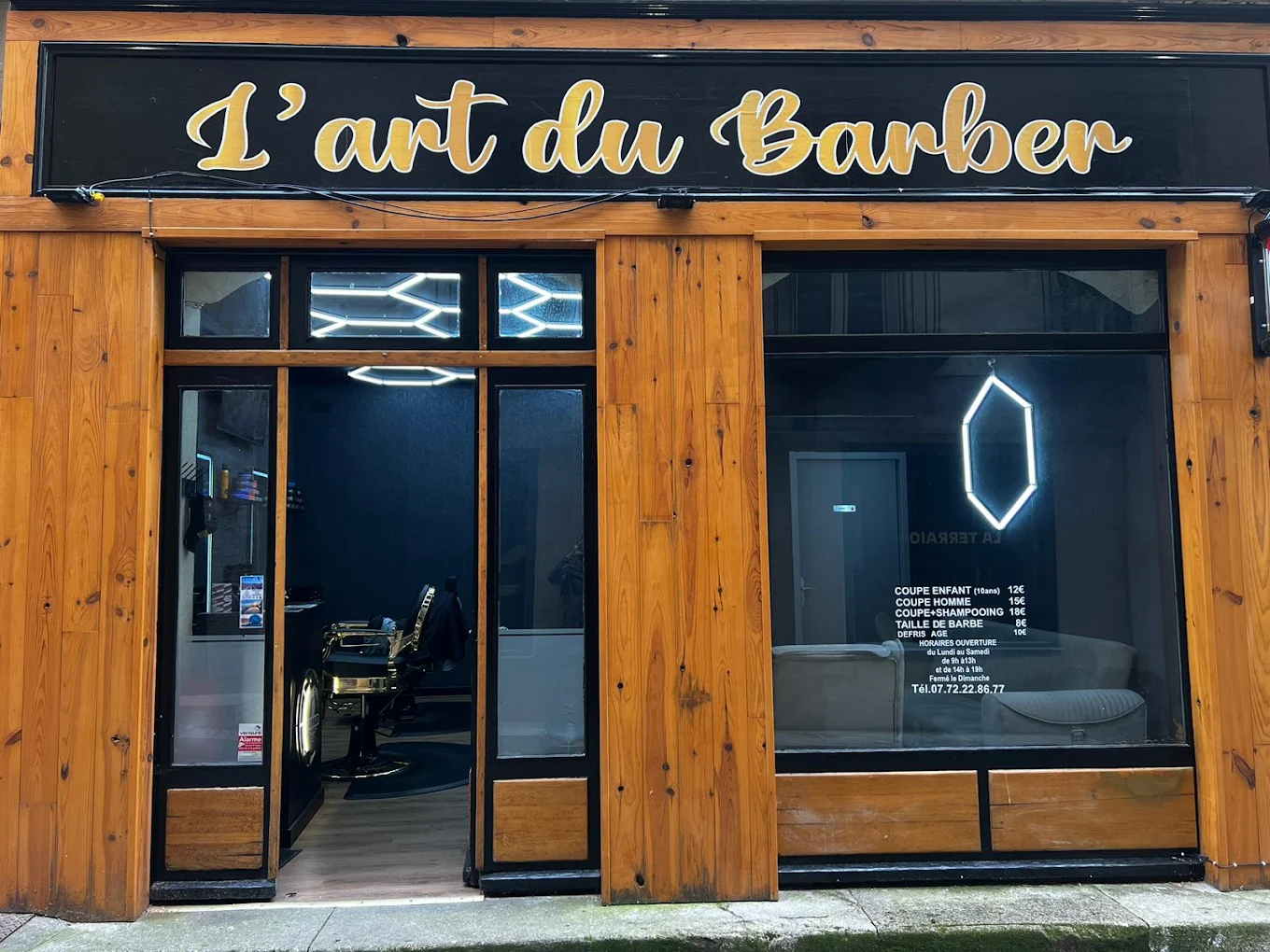 Façade du salon L'Art du Barber, 4 Rue Mercière à Forcalquier